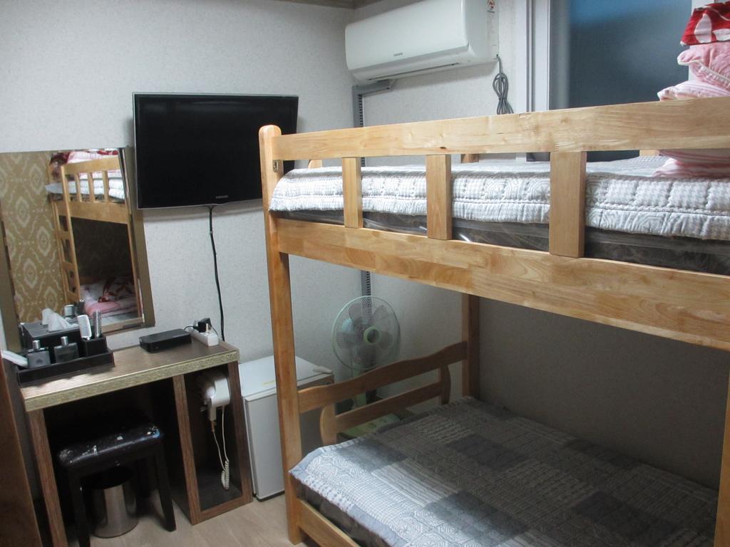 Moiri Guesthouse Yeosu Buitenkant foto